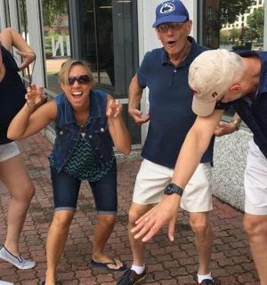 skupina lidí pózujících pro fotografii