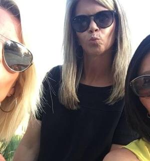 三个戴着太阳镜的女人站在一起