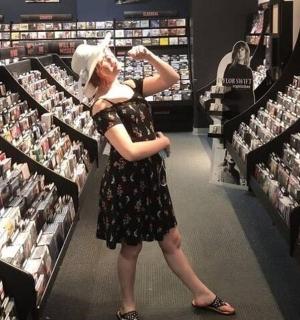 一位女士站在商店的过道里