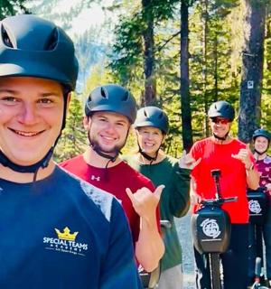 skupina lidí v helmách pózujících pro fotografii