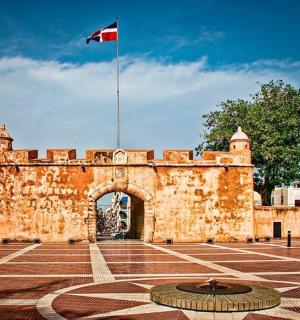 בניין עם דגל על גגו