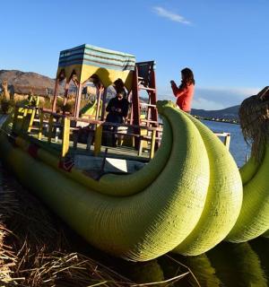 loď s banány na břehu vody