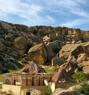 一座岩石山,上面有一座建筑物和一些岩石