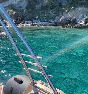 水中船头上的梯子