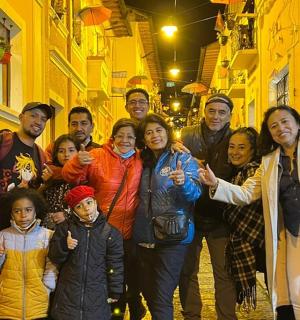 一群人在街上摆姿势拍照