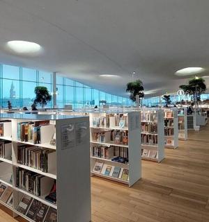 bókasafn með hillum af bókum í byggingu