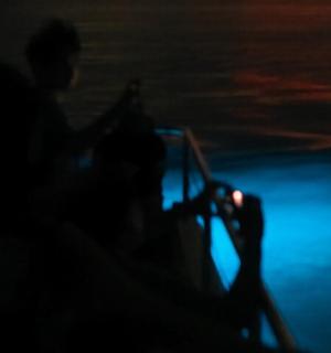 一个人在黑暗中用相机拍照