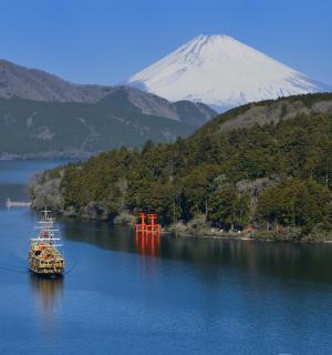 水中的小船，背景是一座山