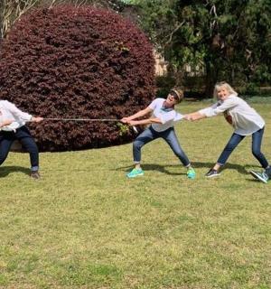 skupina žen hrajících hru ropeord