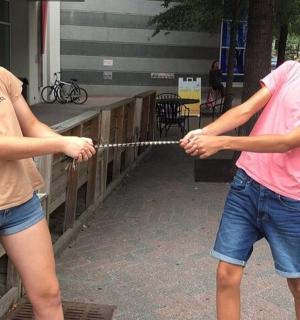 两个年轻人在玩绳子