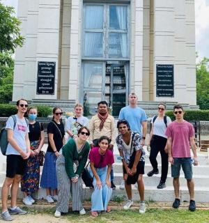 一群人站在一栋建筑物前