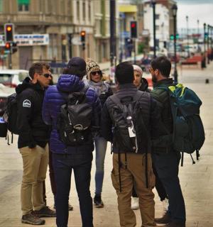 一群人站在城市街道上