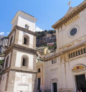 一座有塔楼和钟楼的教堂