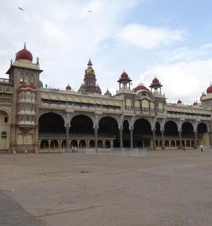 sebuah bangunan besar dengan kubah merah di atasnya