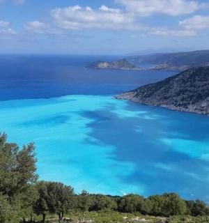 Поглед из ваздуха на плажу са плавом водом