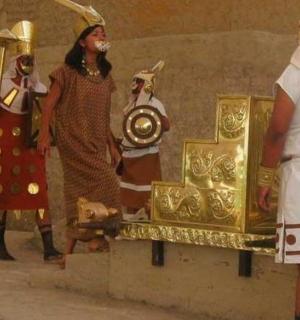 一群三人站在神社旁边