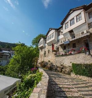 kamenná budova se schodištěm vedoucím k ní