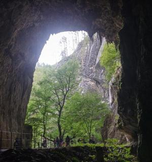 一个大洞穴，背景是瀑布