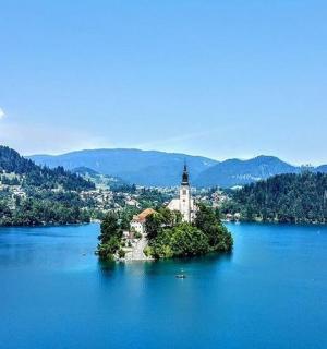 등대가 있는 호수 한가운데 있는 섬