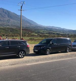 路边停着三辆汽车