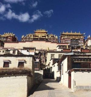 城市中的一组建筑,天空