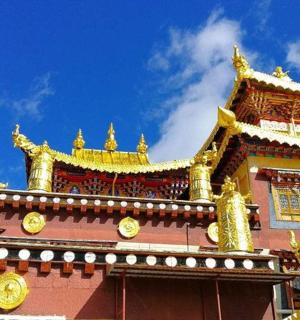 顶部有金色装饰的建筑