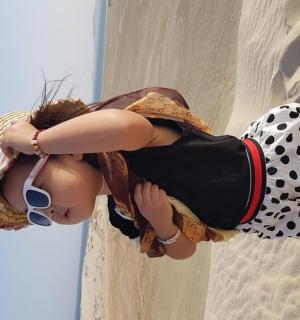 panenka se opírá o zeď