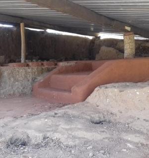 o cameră neterminată cu o țeavă într-o clădire