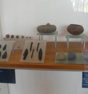 o expoziție de ceramică antică expusă într-un muzeu
