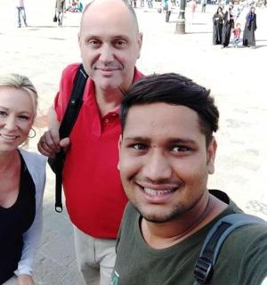 dva muži a žena pózují pro fotografii