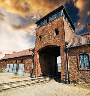 一栋敞开大门的旧砖房