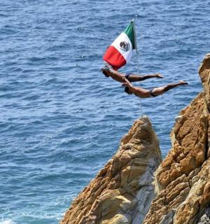 osoba potápějící se do oceánu s vlajkou