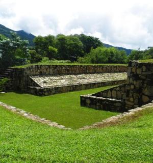 stará kamenná zeď v poli s trávou