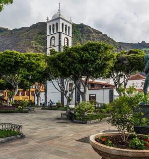 一座有雕像和钟楼的建筑