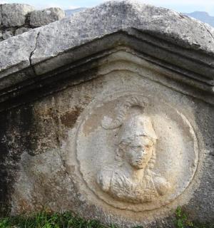 石墙上的羊石像