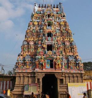 一座高塔，上面坐着人