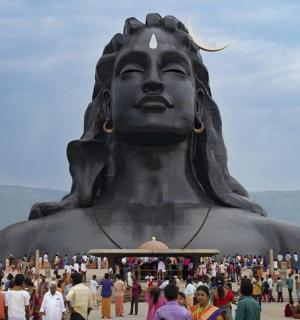 一群人围着一座大雕像