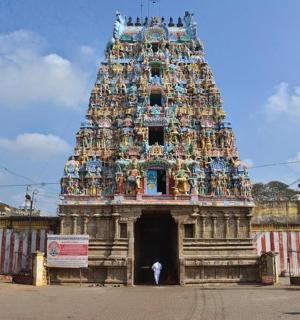 站在大楼前的人