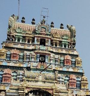 一座顶部有钟的建筑