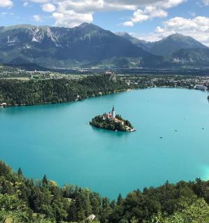 ostrov uprostřed velkého jezera