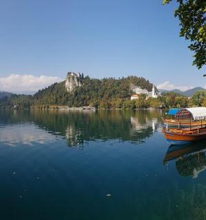 loď na jezeře s horou v pozadí