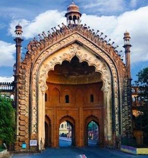 公园里有拱门的大楼