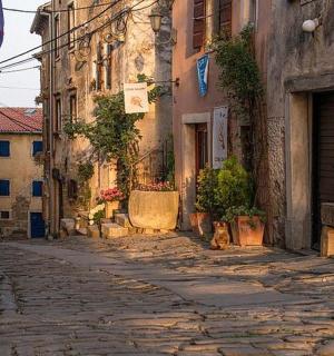 stará kamenná ulice v uličce s budovami