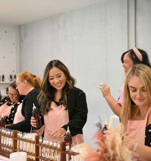 skupina žen v místnosti s lahvemi šampaňského