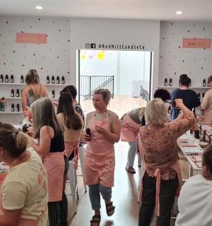 skupina žen stojících v místnosti v obchodě