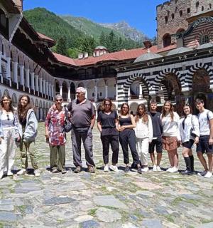 en gruppe mennesker, der står foran en bygning