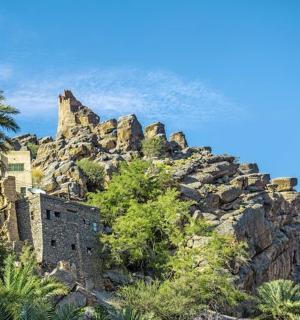 岩石山顶上的城堡