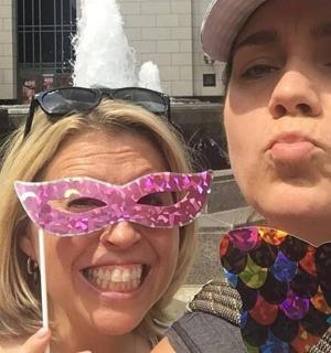 两名戴着口罩和眼镜的女子合影