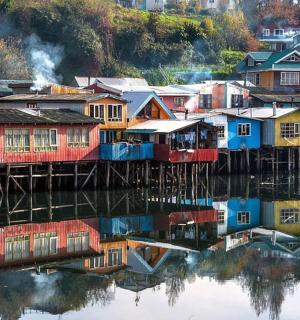 一组坐落在水边的房屋