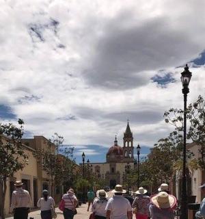 skupina lidí jdoucích po městské ulici